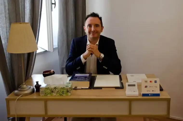 Dott. Emiliano Longo nel suo studio a Roma